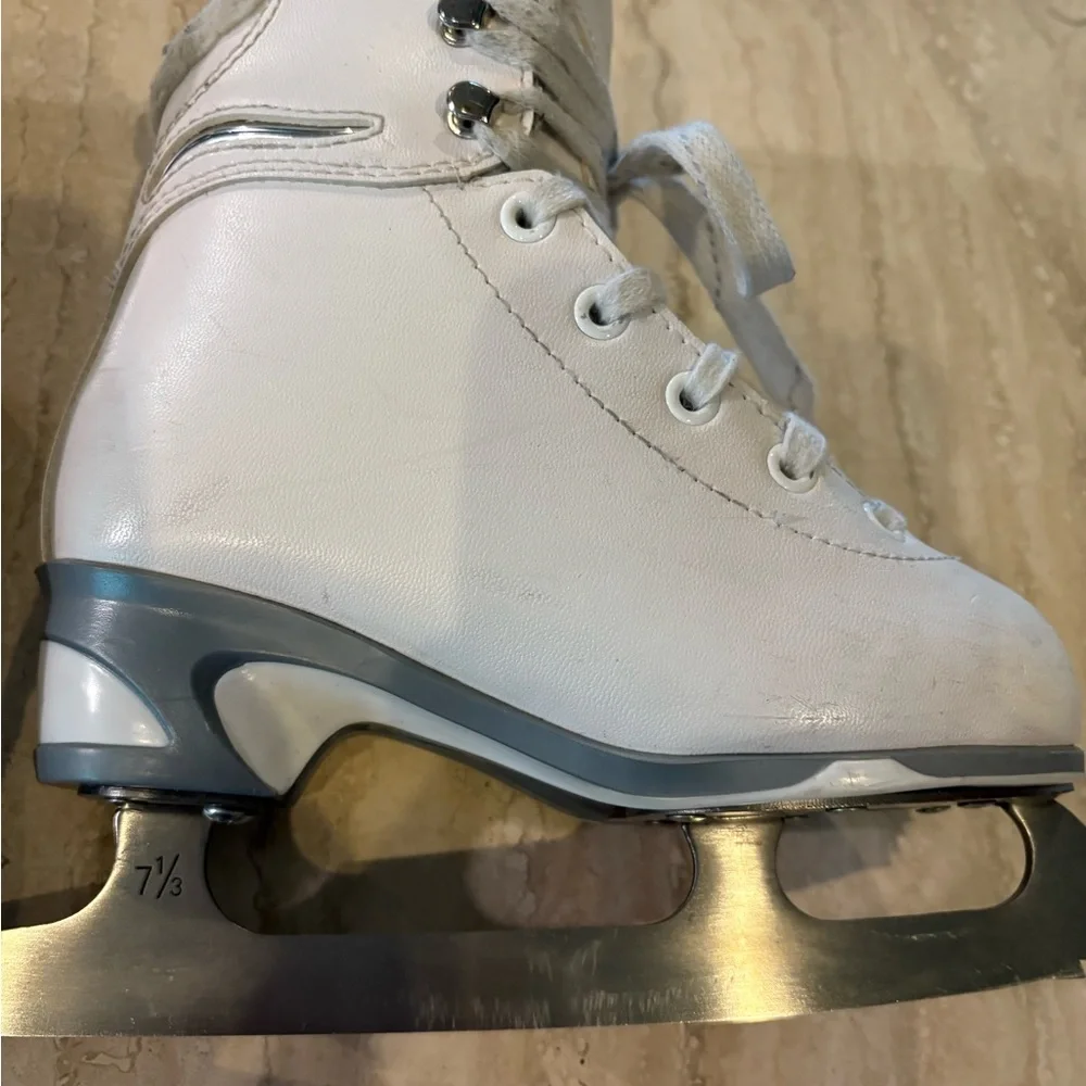 Soft Skate by Jackson Mark 1 White Figure Skates, 12J (12 Junior) Blade is 7 1/3 - Picture 8 of 16